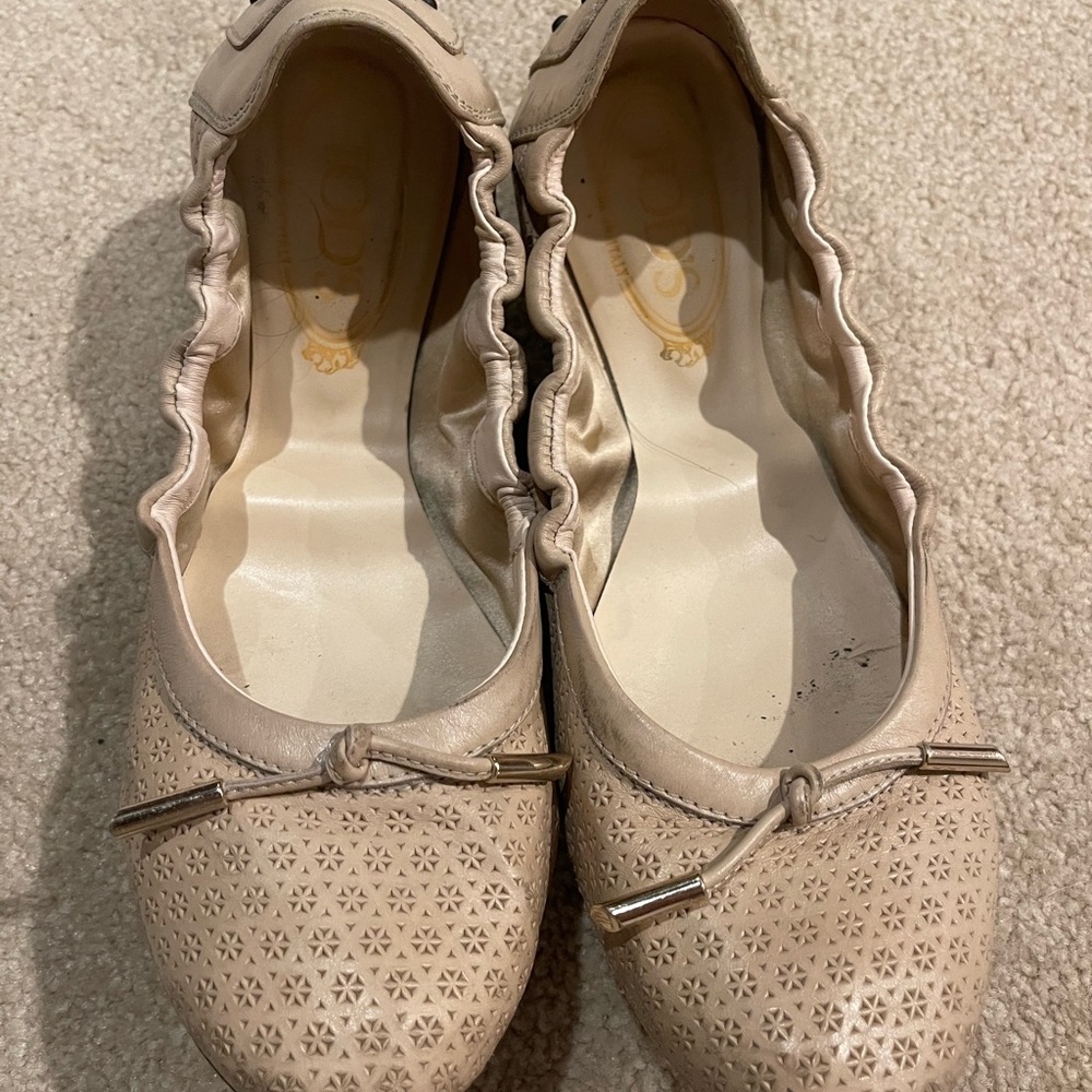 Beautiful pair of Tod’s classic ballet flats. Super comfy. Gently used.